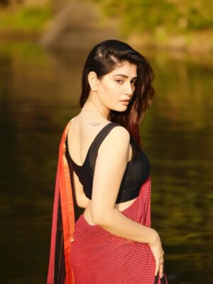 Advika Sharma Instagram - Tu jo nahi toh mera koi nhi h🙈
shot by my fav @shubhammane_portraits
#advikasharma #riverphotography #positivity #water #sareephotography
