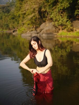 Advika Sharma Instagram - Tu jo nahi toh mera koi nhi h🙈
shot by my fav @shubhammane_portraits
#advikasharma #riverphotography #positivity #water #sareephotography