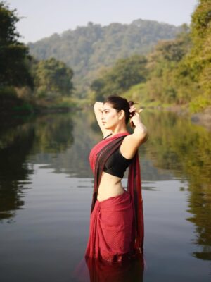 Advika Sharma Instagram - Tu jo nahi toh mera koi nhi h🙈
shot by my fav @shubhammane_portraits
#advikasharma #riverphotography #positivity #water #sareephotography