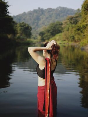 Advika Sharma Instagram - Tu jo nahi toh mera koi nhi h🙈
shot by my fav @shubhammane_portraits
#advikasharma #riverphotography #positivity #water #sareephotography