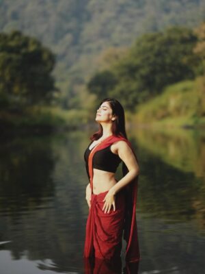 Advika Sharma Instagram - Tu jo nahi toh mera koi nhi h🙈
shot by my fav @shubhammane_portraits
#advikasharma #riverphotography #positivity #water #sareephotography