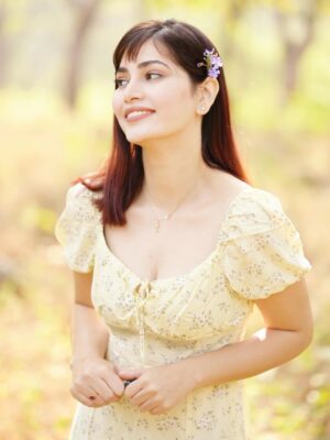 Advika Sharma Instagram - Where flowers bloom so does hope.🪻
📸 @shubhammane_portraits
.
#advikasharma #photography #cute #mumbai #bestlocation