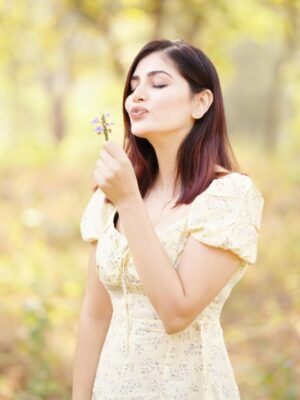 Advika Sharma Instagram - Where flowers bloom so does hope.🪻
📸 @shubhammane_portraits
.
#advikasharma #photography #cute #mumbai #bestlocation