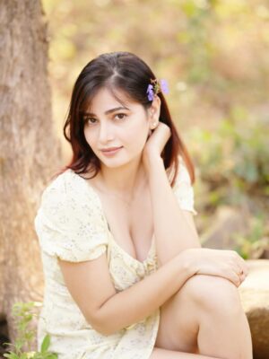 Advika Sharma Instagram - Where flowers bloom so does hope.🪻
📸 @shubhammane_portraits
.
#advikasharma #photography #cute #mumbai #bestlocation