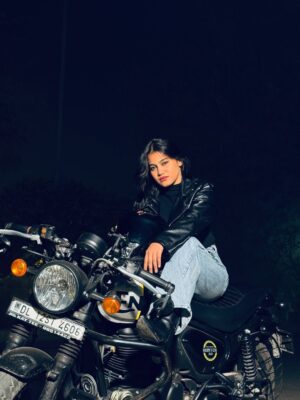 Afsana Instagram - Chalani ni aati Isliye style maar diya 😎

#explore #rider #photooftheday #instagram