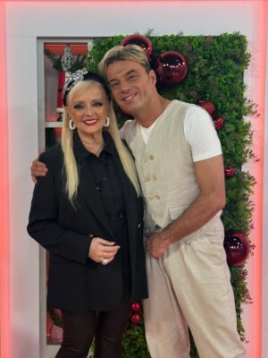 Ágata Instagram - Já estamos na SIC, bom dia a todos. @sergiorossioficial @editoraespacial