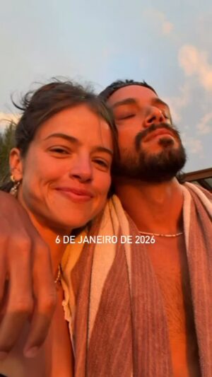 Agatha Moreira Instagram - Hoje, em pleno dia nublado, o sol resolveu aparecer só pra te presentear e dizer “até logo”. É lindo ver essa parceria e semelhança entre vcs dois.
E eu, daqui, só posso agradecer…
Pela sua vida, pelo seu sorriso, pela sua companhia, por tanto… É um privilégio compartilhar a vida com vc!
Te desejo muito além do que o mundo é capaz de te oferecer. Quero ver a felicidade nos seus olhos ao acordar, quero sentir a paz no seu peito ao dormir.
E se for pra pedir, eu pediria pra te olhar nos olhos todos os dias da minha vida. Te amo muito. ♥️✨
@simasrodrigo