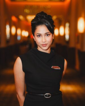 Aghniny Haque Instagram - One step closer to the story we’ve been holding onto.
Penerbangan Terakhir trailer press conference day ✈️

Make up by @beautybyyusti and hair @irmanabillah_  thank you for the glow! ✨

📸 : @yestianovira @armanfebryan