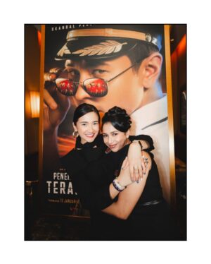 Aghniny Haque Instagram - One step closer to the story we’ve been holding onto.
Penerbangan Terakhir trailer press conference day ✈️

Make up by @beautybyyusti and hair @irmanabillah_  thank you for the glow! ✨

📸 : @yestianovira @armanfebryan