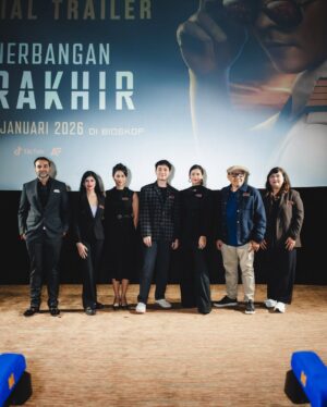 Aghniny Haque Instagram - One step closer to the story we’ve been holding onto.
Penerbangan Terakhir trailer press conference day ✈️

Make up by @beautybyyusti and hair @irmanabillah_  thank you for the glow! ✨

📸 : @yestianovira @armanfebryan
