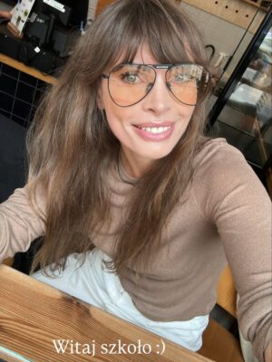 Agnieszka Dygant Instagram - Kochani!  Życzę Wam wspaniałego roku szkolnego. Nowych przyjaźni, nie rdzewiejących miłości i samych piąteczek w sensie szósteczek.
A wszystkim pierwszakom odwagi i wiatru w żagle🩵
