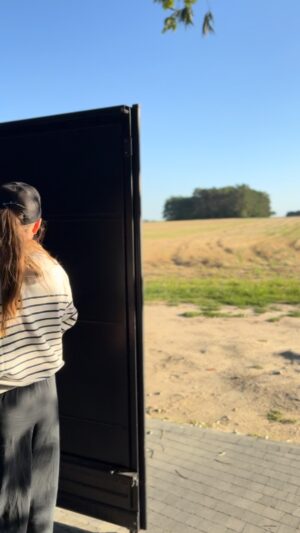 Agnieszka Dygant Instagram - „Czasem trzeba po prostu uciec. Od korków, od ciągłego dźwięku powiadomień w telefonie.
Tu, na wsi, wszystko płynie wolniej – kawa smakuje lepiej, powietrze pachnie inaczej, a cisza ma swój własny dźwięk. Tu jestem naprawdę u siebie.
A gdy wyjeżdżam do miasta to wiem ,że zawsze mogę tu wrócić 🤗Dziękuję  @wisniowski_official #bramy #ogrodzenia #bezpieczeństwo 
#współpraca