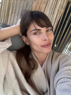 Agnieszka Dygant Instagram - Jak się macie Darlingi 😋 
Okazuje się ,że odpoczywać też trzeba potrafić … Bez wiecznego ulepszania przestrzeni wokół . 
Nie sprzątać,zamiast tego - poczytać ! Nie robić nic.
 Nie organizować , nie wymyślać sobie zajęć . To jest duża umiejętność . Ja nie potrafię  ale się uczę . Może kiedyś …😊
#timeflies #carpediem