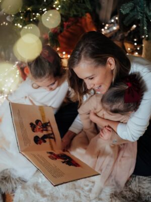 Agnieszka Kaczorowska Instagram - Przytulasy w grudniu mam wrażenie, że mają podwójną siłę… i jakoś chyba wszyscy ich bardziej potrzebujemy 🥹
Niech ten grudzień będzie pełen miłości i życzliwości. ❤️
I niech będzie pełen wspólnych pięknych chwil…
I spokoju… w tym zawsze najbardziej zwariowanym czasie w roku. 😅
__________________________
Dzięki @skarbek.photography za pamiątkę… mam nadzieję że niektóre z Twoich zdjęć znajdą się, poza rodzinnym albumem,
na ścianie w nowym domku. 🥰