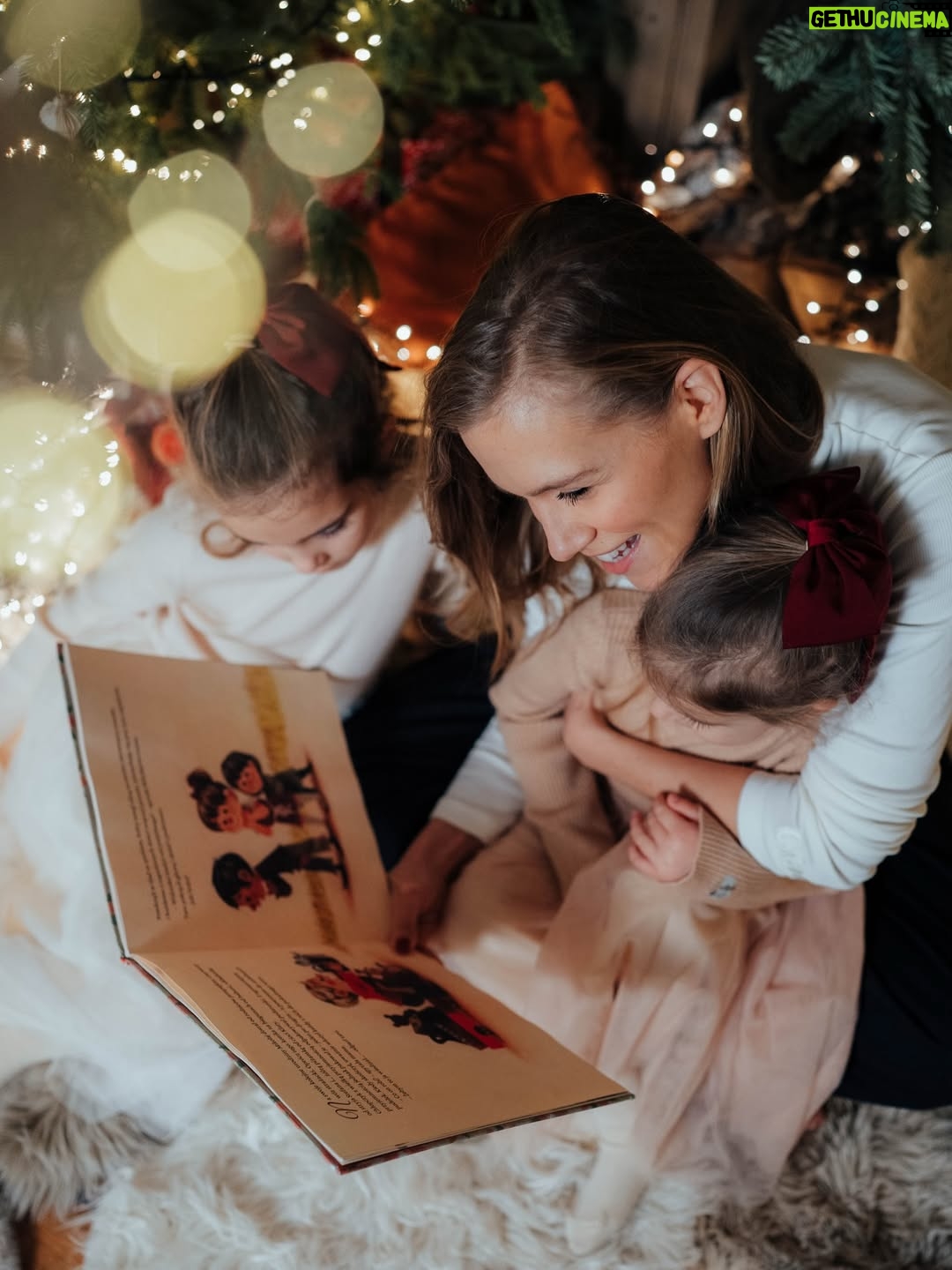 Agnieszka Kaczorowska - 13.3K Likes - Przytulasy w grudniu mam wrażenie, że mają podwójną siłę… i jakoś chyba wszyscy ich bardziej potrzebujemy 🥹

Niech ten grudzień będzie pełen miłości i życzliwości. ❤️

I niech będzie pełen wspólnych pięknych chwil…

I spokoju… w tym zawsze najbardziej zwariowanym czasie w roku. 😅

__________________________
Dzięki @skarbek.photography za pamiątkę… mam nadzieję że niektóre z Twoich zdjęć znajdą się, poza rodzinnym albumem,
na ścianie w nowym domku. 🥰