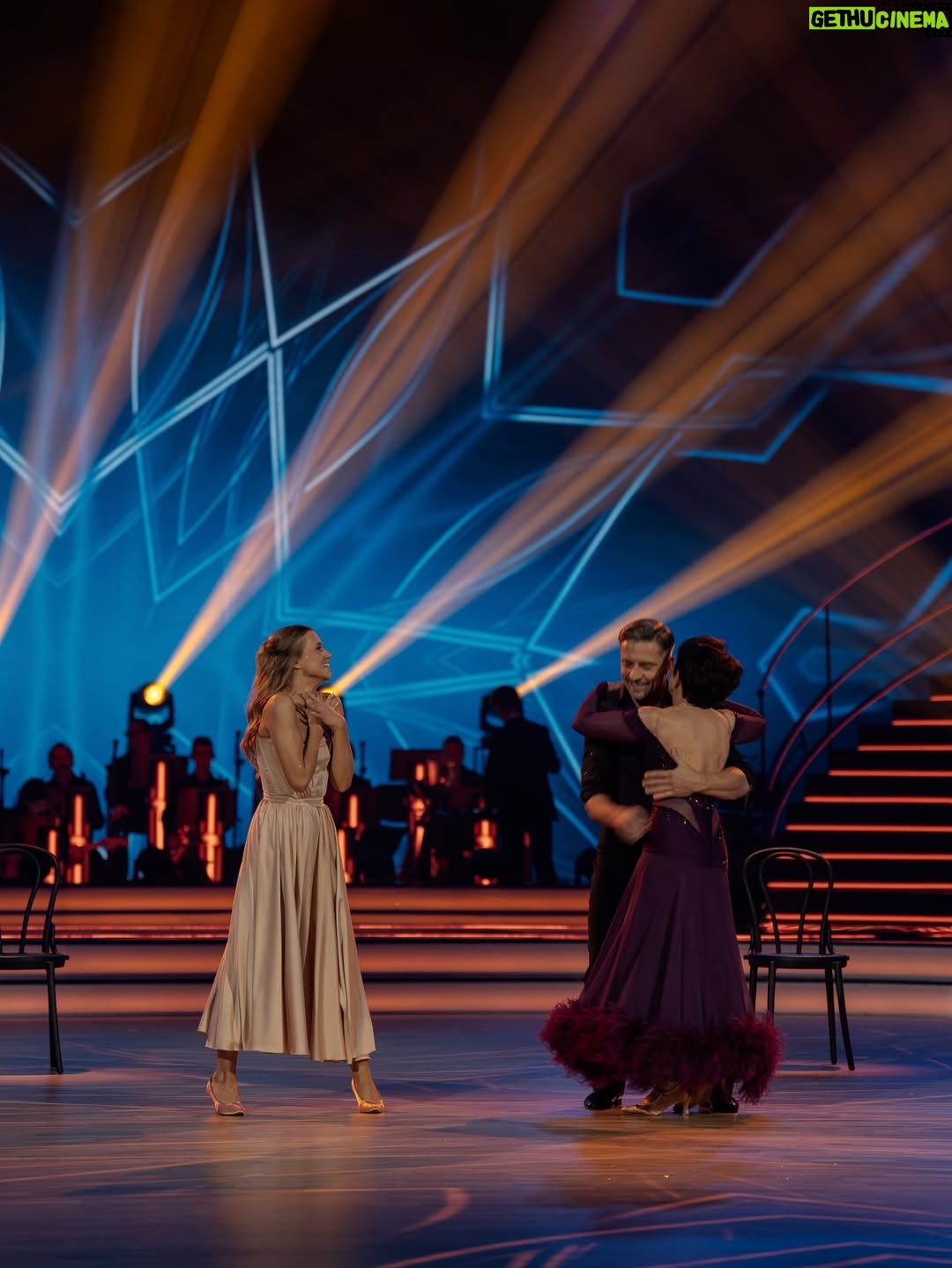 Agnieszka Kaczorowska - 15.3K Likes - Ależ to były emocje ! Zostawiliśmy tam wczoraj serca. 🥹❤️

Wiecie co…? O wiele trudniej opowiada się prawdziwe historie i bazuje na prawdziwych emocjach niż kreuje postaci, role, taneczne spektakle… Postanowiliśmy sobie jednak z @marcin_rogacewicz że jak tańczyć w tym programie to tylko autentycznie i szczerze. O nas. Dla nas. I dla Was jednocześnie. Dzieje się… 🥹 
Nie ukrywamy, że jesteśmy dziś emocjonalnie przeczołgani… ale szczęśliwi i wdzięczni.

Mama Marcina pierwszy raz w życiu wystąpiła przed kamerami i to LIVE…i jeszcze zatańczyła… wielka odwaga 🥹 WIELKIE BRAWA 👏👏👏

A piosenka Babci @marcin_rogacewicz zostanie z nami na zawsze…🥹

Dzięki za Wasze wiadomości.🥹 Chyba sporo łez się wczoraj wylało…🥹🥹🥹

Kochajcie się ludzie i szanujcie ! ❤️
… i tańczcie ❤️❤️❤️

#paranumer7 
#wiórylecą 
@tanieczgwiazdami 
@polsatofficial