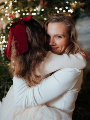 Agnieszka Kaczorowska Instagram - Przytulasy w grudniu mam wrażenie, że mają podwójną siłę… i jakoś chyba wszyscy ich bardziej potrzebujemy 🥹
Niech ten grudzień będzie pełen miłości i życzliwości. ❤️
I niech będzie pełen wspólnych pięknych chwil…
I spokoju… w tym zawsze najbardziej zwariowanym czasie w roku. 😅
__________________________
Dzięki @skarbek.photography za pamiątkę… mam nadzieję że niektóre z Twoich zdjęć znajdą się, poza rodzinnym albumem,
na ścianie w nowym domku. 🥰