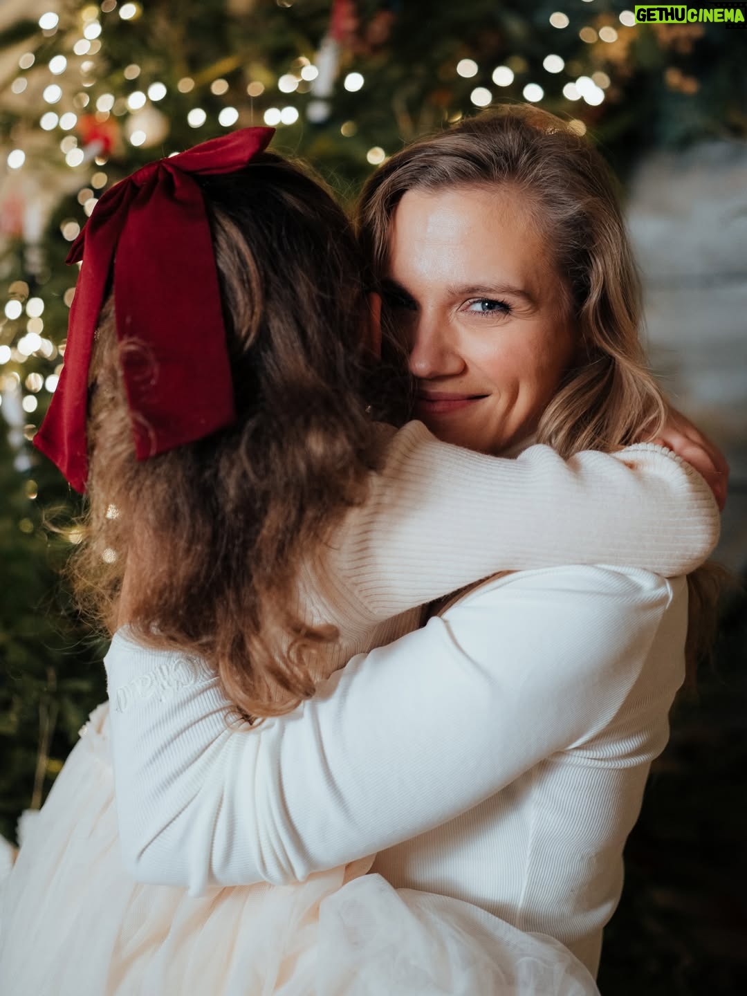 Agnieszka Kaczorowska - 13.3K Likes - Przytulasy w grudniu mam wrażenie, że mają podwójną siłę… i jakoś chyba wszyscy ich bardziej potrzebujemy 🥹

Niech ten grudzień będzie pełen miłości i życzliwości. ❤️

I niech będzie pełen wspólnych pięknych chwil…

I spokoju… w tym zawsze najbardziej zwariowanym czasie w roku. 😅

__________________________
Dzięki @skarbek.photography za pamiątkę… mam nadzieję że niektóre z Twoich zdjęć znajdą się, poza rodzinnym albumem,
na ścianie w nowym domku. 🥰