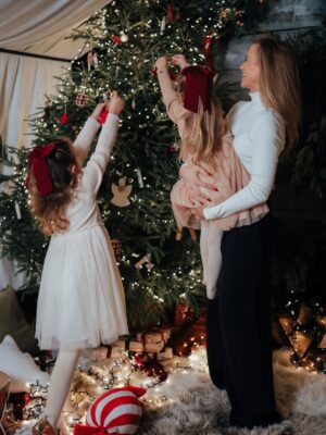 Agnieszka Kaczorowska Instagram - Przytulasy w grudniu mam wrażenie, że mają podwójną siłę… i jakoś chyba wszyscy ich bardziej potrzebujemy 🥹
Niech ten grudzień będzie pełen miłości i życzliwości. ❤️
I niech będzie pełen wspólnych pięknych chwil…
I spokoju… w tym zawsze najbardziej zwariowanym czasie w roku. 😅
__________________________
Dzięki @skarbek.photography za pamiątkę… mam nadzieję że niektóre z Twoich zdjęć znajdą się, poza rodzinnym albumem,
na ścianie w nowym domku. 🥰
