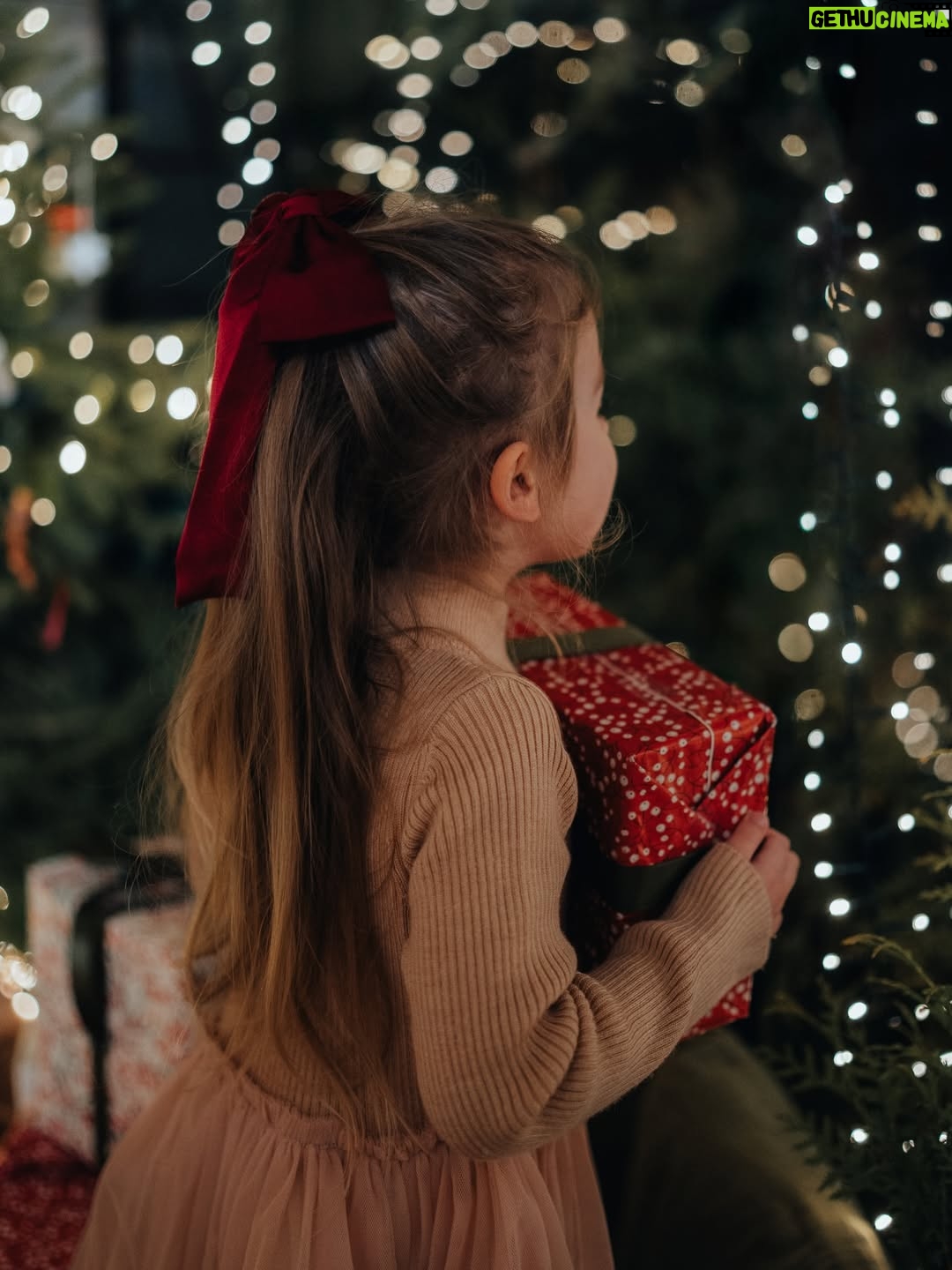 Agnieszka Kaczorowska - 13.3K Likes - Przytulasy w grudniu mam wrażenie, że mają podwójną siłę… i jakoś chyba wszyscy ich bardziej potrzebujemy 🥹

Niech ten grudzień będzie pełen miłości i życzliwości. ❤️

I niech będzie pełen wspólnych pięknych chwil…

I spokoju… w tym zawsze najbardziej zwariowanym czasie w roku. 😅

__________________________
Dzięki @skarbek.photography za pamiątkę… mam nadzieję że niektóre z Twoich zdjęć znajdą się, poza rodzinnym albumem,
na ścianie w nowym domku. 🥰