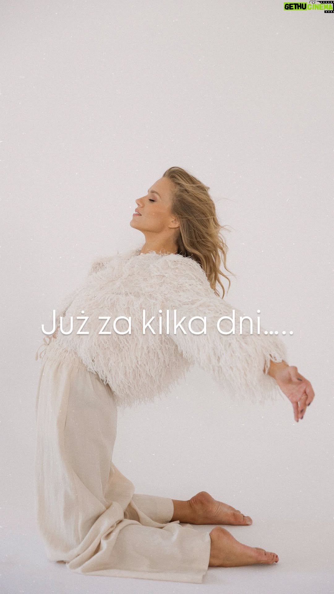 Agnieszka Kaczorowska - 9.4K Likes - Już za kilka dni… 🤫🤫🤫

Z potrzeby opowiedzenia historii, które pulsują rytmem życia,
a jednocześnie poruszają i wpływają na wyobraźnię oraz kołyszą zmysły. 

Dla każdej kobiety, która chce żyć, tańcząc swoją opowieść. Z odwagą. Z pasją. Na własnych zasadach.

Jak myślicie… co to będzie ? 😌

#staytuned
