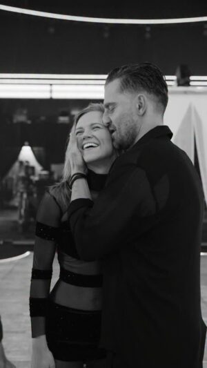 Agnieszka Kaczorowska Instagram - Bawmy się !
Dziś #wiórylecą w rytm muzyki @beatakozidrak 🔥
Zapraszamy na rumbę💞
Widzimy się o 19.55 w @polsatofficial 💃🕺
#paranumer7
@tanieczgwiazdami