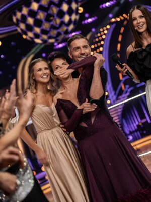 Agnieszka Kaczorowska Instagram - Ależ to były emocje ! Zostawiliśmy tam wczoraj serca. 🥹❤️
Wiecie co…? O wiele trudniej opowiada się prawdziwe historie i bazuje na prawdziwych emocjach niż kreuje postaci, role, taneczne spektakle… Postanowiliśmy sobie jednak z @marcin_rogacewicz że jak tańczyć w tym programie to tylko autentycznie i szczerze. O nas. Dla nas. I dla Was jednocześnie. Dzieje się… 🥹
Nie ukrywamy, że jesteśmy dziś emocjonalnie przeczołgani… ale szczęśliwi i wdzięczni.
Mama Marcina pierwszy raz w życiu wystąpiła przed kamerami i to LIVE…i jeszcze zatańczyła… wielka odwaga 🥹 WIELKIE BRAWA 👏👏👏
A piosenka Babci @marcin_rogacewicz zostanie z nami na zawsze…🥹
Dzięki za Wasze wiadomości.🥹 Chyba sporo łez się wczoraj wylało…🥹🥹🥹
Kochajcie się ludzie i szanujcie ! ❤️
… i tańczcie ❤️❤️❤️
#paranumer7
#wiórylecą
@tanieczgwiazdami
@polsatofficial