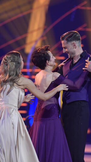 Agnieszka Kaczorowska Instagram - Pora na walca wiedeńskiego w wykonaniu Marcina, mamy Ewy oraz Agnieszki. Coś pięknego 😍 Jury przyznało im 37 punktów. #tanieczgwiazdami