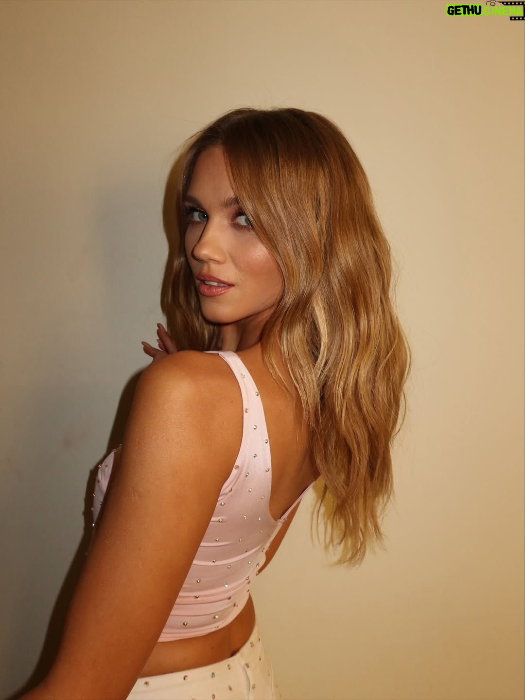 Agnieszka Kaczorowska - 12K Likes - @agakaczor w szóstym odcinku @tanieczgwiazdami 🫢 
Kto jeszcze nie widział naszej rolki z przygotowań ?

Hair @znanyfryzjer 
Makeup @chopard_makeuppro 
Style @martyna.laach 

#dancingwiththestars #tanieczgwiazdami #para7 #agnieszkakaczorowska #photodump #backstage #beautiful #dancer
