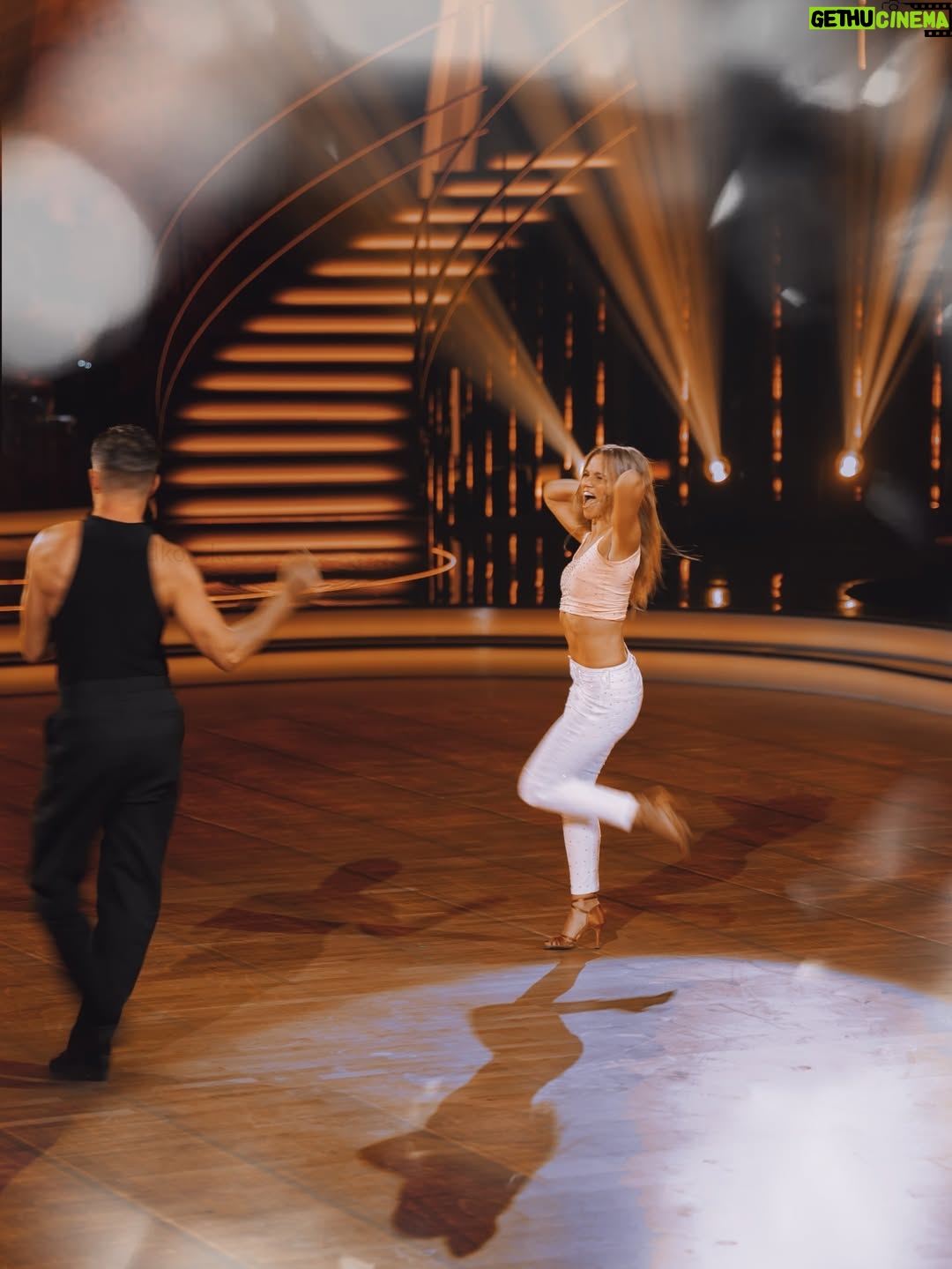 Agnieszka Kaczorowska - 16.3K Likes - Ależ nam się dobrze tańczyło! 🥰🥹🔥

Wiele radości, wolności i spontaniczności było w tej cha cha cha 🔥🔥🔥
Dzięki @stefanoterrazzino i @juliawieniawa za to choreo.🙏 Przyjemnie było to przepuścić przez nasze serca.😌

I to chyba był duży przełom w drodze tanecznej @marcin_rogacewicz … kliknęło! Wydobyliśmy jego parkietową i taneczną moc.💪🏻 Pojawiła się pewność… i dużo spokoju… 
Ale cudnie obserwować tę przemianę… i wielki progres…🥹

Marzymy tańczyć więcej… dziękujemy Wam, że możemy!🙏
Mamy mnóstwo pomysłów…🥹

Działamy. Tworzymy.
Dzięki, że nas wspieracie. Czujemy.🙏

#paranumer7 #wiórylecą 🔥🔥🔥

@tanieczgwiazdami @polsatofficial