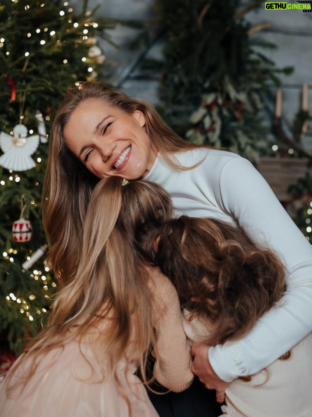Agnieszka Kaczorowska - 13.3K Likes - Przytulasy w grudniu mam wrażenie, że mają podwójną siłę… i jakoś chyba wszyscy ich bardziej potrzebujemy 🥹

Niech ten grudzień będzie pełen miłości i życzliwości. ❤️

I niech będzie pełen wspólnych pięknych chwil…

I spokoju… w tym zawsze najbardziej zwariowanym czasie w roku. 😅

__________________________
Dzięki @skarbek.photography za pamiątkę… mam nadzieję że niektóre z Twoich zdjęć znajdą się, poza rodzinnym albumem,
na ścianie w nowym domku. 🥰