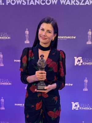 Agnieszka Sienkiewicz Instagram - Bardzo dziękuję za to ogromnie ważne wyróżnienie !!! 
@bohateron ! 
Odebrałam nagrodę za zaangażowanie na rzecz zadrowia psychicznego dzieci. Razem ze @fundacjaslonienabalkonie chcemy, żeby problem zaburzeń psychicznych dzieci nie był tematem tabu. Żebyśmy wszyscy jako rodzice zdawali sobie sprawę jak ogromną ma on skalę. Wczoraj na gali podeszło do mnie kilka osób, nauczyciel, wspaniała Pani, która tworzy piecze zastępczą dla niepełnosprawnych dzieci, rodzice… wszyscy mówili jak ważne i potrzebne jest,  żeby o tym mówić, żeby zatroszczyć się o nasze dzieci właśnie w tym aspekcie.Żebyśmy  byli czujni, uważni i wiedzieli gdzie zwrócić się o pomoc. 
Tutaj nie ma osób uprzywilejowanych. Nigdy nie wiemy czy depresja nie dotknie naszego dziecka. W zeszłym roku ponad 140 rodzin w Polsce było w żałobie ponieważ ich dziecko odebrało sobie życie. 
@bohateron to hołd składany Powstańcom Warszawskim, którzy walczyli o przyszłość. Naszą przyszłością są nasze  dzieci. A budować te przyszłość będą mogły tylko wtedy kiedy będą zdrowe!