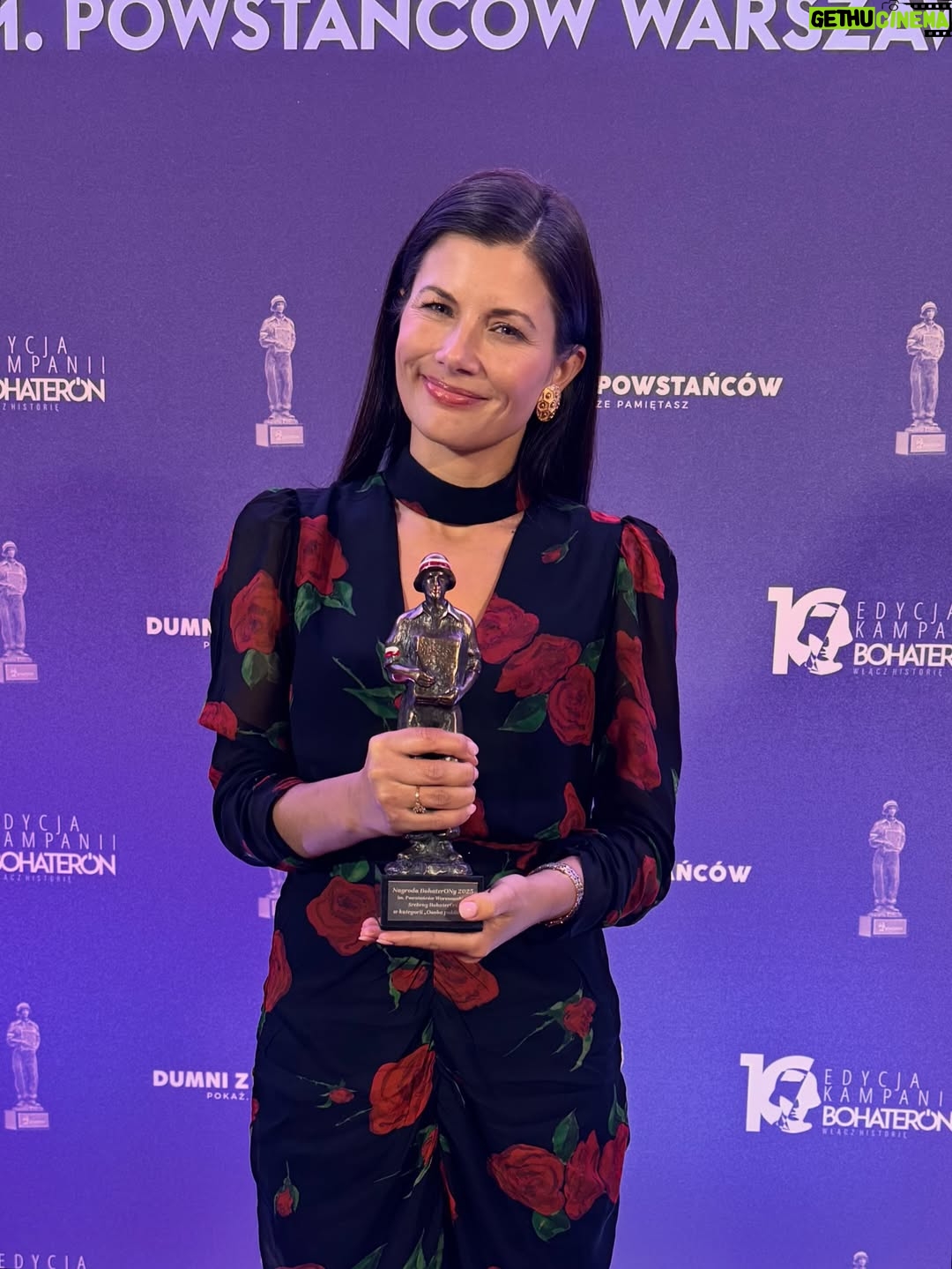 Agnieszka Sienkiewicz - 1.4K Likes - Bardzo dziękuję za to ogromnie ważne wyróżnienie !!! 
@bohateron ! 
Odebrałam nagrodę za zaangażowanie na rzecz zadrowia psychicznego dzieci. Razem ze @fundacjaslonienabalkonie chcemy, żeby problem zaburzeń psychicznych dzieci nie był tematem tabu. Żebyśmy wszyscy jako rodzice zdawali sobie sprawę jak ogromną ma on skalę. Wczoraj na gali podeszło do mnie kilka osób, nauczyciel, wspaniała Pani, która tworzy piecze zastępczą dla niepełnosprawnych dzieci, rodzice… wszyscy mówili jak ważne i potrzebne jest,  żeby o tym mówić, żeby zatroszczyć się o nasze dzieci właśnie w tym aspekcie.Żebyśmy  byli czujni, uważni i wiedzieli gdzie zwrócić się o pomoc. 
Tutaj nie ma osób uprzywilejowanych. Nigdy nie wiemy czy depresja nie dotknie naszego dziecka. W zeszłym roku ponad 140 rodzin w Polsce było w żałobie ponieważ ich dziecko odebrało sobie życie. 
@bohateron to hołd składany Powstańcom Warszawskim, którzy walczyli o przyszłość. Naszą przyszłością są nasze  dzieci. A budować te przyszłość będą mogły tylko wtedy kiedy będą zdrowe!