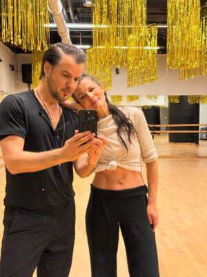 Agnieszka Sienkiewicz Instagram - Powrót na sale 💃🕺

Dla siebie, dla przyjemności, dla ciała i ducha.

#partnerincrime @krzysztof_hulboj
