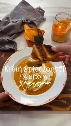 Agnieszka Sienkiewicz Instagram - Szybka i bardzo zdrowa, rozgrzewająca zupa krem. Warzywa piekę w piekarniku do miękkości (cebula, papryka, dynia, marchewka i czosnek).
Oczywiście dodaje dużo oliwy, soli i pieprzu trochę.
Kiedy upieką się do miękkości blenduje, dodaje bulion i dwie duże łyżki kaszy jaglanej. Dodawajcie bulion, aż uzyskacie taką konsystencję jaka wam pasuje! Kasza sama w sobie zagęści zupę ale przez to jest jeszcze zdrowsza. Smak kaszy jest niewyczuwalny.
Doprawiacie do smaku. Koniecznie dodajcie cynamon i imbir mielony. To tajny składnik :-) na mój duży garnek dałam 1/3 łyżeczki cynamonu i 1/3 łyżeczki imbiru
Na talerzu dodaje śmietankę 30 , doprawiam do smaku
Podaję z upieczoną grzanką z serem ( nie musi być tak zjarana jak moja 😂)
Roboty parę minut, a zupy na 3 dni u nas! I przede wszystkim - dzieci uwielbiają.