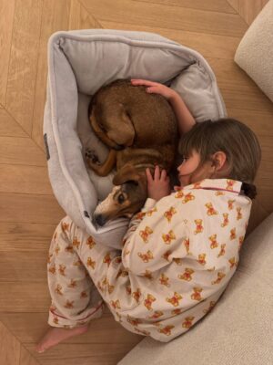 Agnieszka Sienkiewicz Instagram - Ponad rok temu umówiłam się sama ze sobą, że moje życie nie będzie maratonem! Że nie chce ulec modzie na bycie “ciągle zajętym”.
Mam wrażenie, że prześcigamy  się w tym ile to mamy na głowie, ile robimy, ile osiągamy…. Z ogromną dumą wręcz czasem mówimy o tym jak do ostatniej minuty mamy wypełniony dzień i traktujemy to jako miarę naszego sukcesu! 
A ja chcę  wolniej, mniej. 
Chcę czuć, że biorę oddech, chcę ugotować rosół na wolnym ogniu, chce przeczytać dzieciom książkę wieczorem. 
I chociaż życie zagania mnie czasem w kozi róg ( lub sama się tam zagonię) i nie wiem w co ręce włożyć, to dbam o to, żeby ta równowaga była, żebym kiedyś nie obejrzała się wstecz i nie zorientowała się , że umknęło mi to co najważniejsze bo pędziłam za karierą, idealną figurą, modą czy kolejną torebką.
