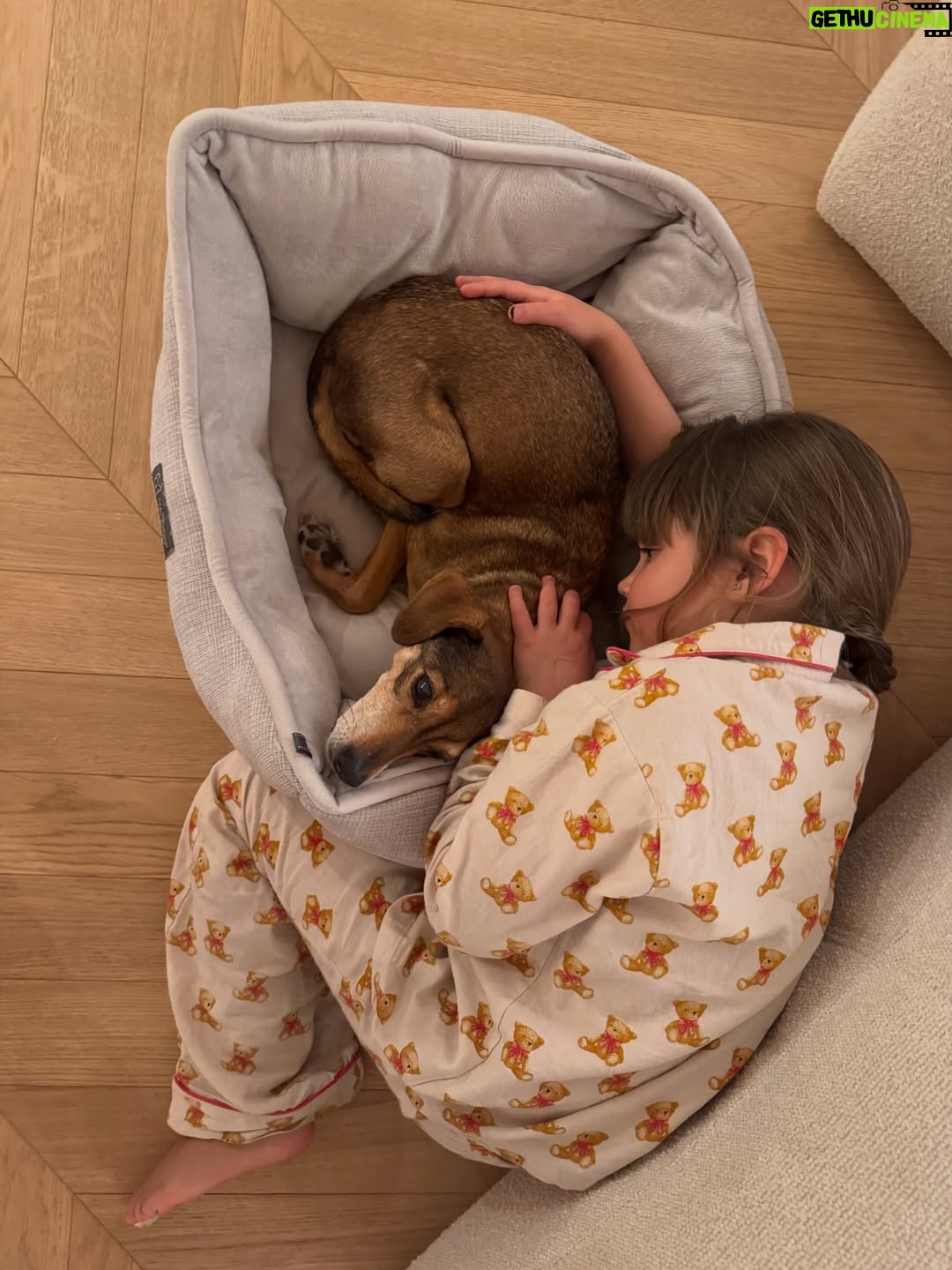 Agnieszka Sienkiewicz - 1.4K Likes - Ponad rok temu umówiłam się sama ze sobą, że moje życie nie będzie maratonem! Że nie chce ulec modzie na bycie “ciągle zajętym”.
Mam wrażenie, że prześcigamy  się w tym ile to mamy na głowie, ile robimy, ile osiągamy…. Z ogromną dumą wręcz czasem mówimy o tym jak do ostatniej minuty mamy wypełniony dzień i traktujemy to jako miarę naszego sukcesu! 
A ja chcę  wolniej, mniej. 
Chcę czuć, że biorę oddech, chcę ugotować rosół na wolnym ogniu, chce przeczytać dzieciom książkę wieczorem. 
I chociaż życie zagania mnie czasem w kozi róg ( lub sama się tam zagonię) i nie wiem w co ręce włożyć, to dbam o to, żeby ta równowaga była, żebym kiedyś nie obejrzała się wstecz i nie zorientowała się , że umknęło mi to co najważniejsze bo pędziłam za karierą, idealną figurą, modą czy kolejną torebką.