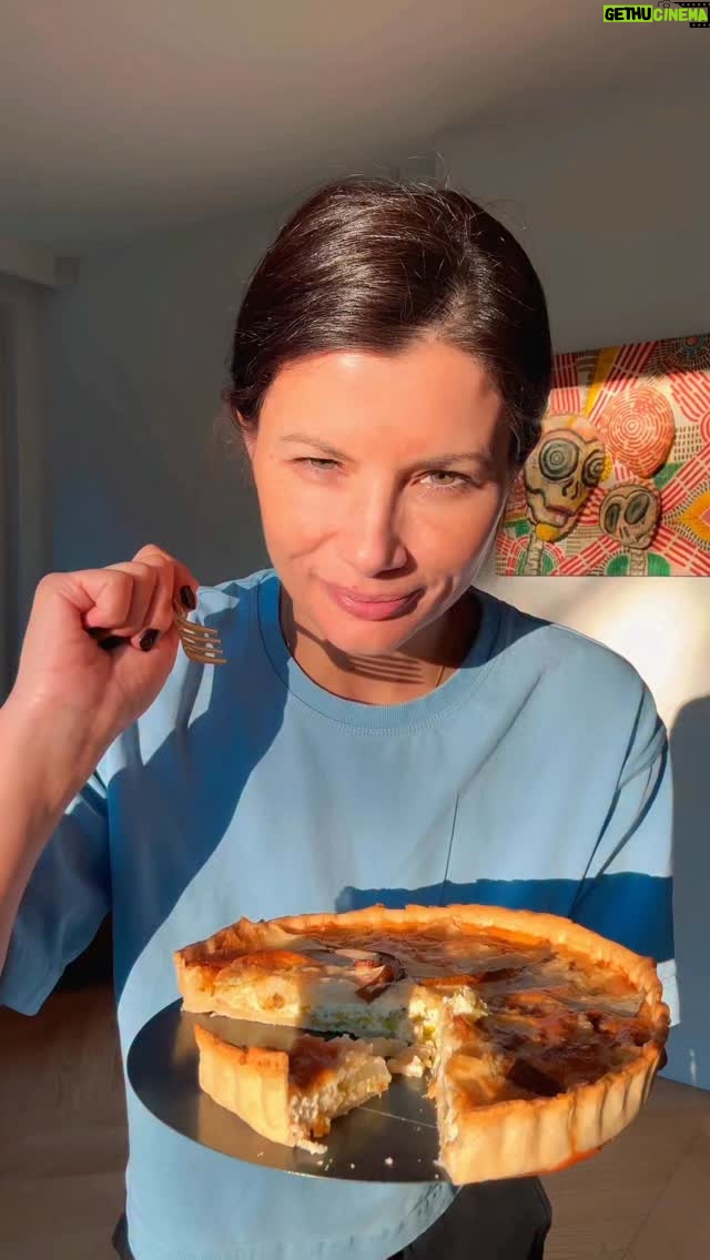 Agnieszka Sienkiewicz - 1.5K Likes - Umówmy się - do pewnych wyrafinowanych smaków dzieci muszą dorosnąć 🤪 tarta z porem, gruszką i gorgonzolą to mój popisowy numer od dawna.

Jeden duży por
2-3 gruszki 
Ser gorgonzola - w sumie im więcej dacie tym lepiej 
3 jajka 
Ok. 150 ml śmietanki 30 %
Upieczony spód do tarty (ja miałam taki gotowy, można zrobić samemu lub zrobić na cieście francuskim) 
Do podania koniecznie orzechy np. włoskie i pekan (gdyby Wam się chciało podprażyć na patelni to byłoby idealnie)
I miód!!! Koniecznie 

Na ciepło najlepiej ‼️
