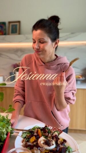 Agnieszka Sienkiewicz Instagram - Dziś mam dla was pyszną rozgrzewająco jesienną sałatkę. Wiem, że jest generalnie sezon na zupę dyniową ale ja sałatki z karmelizowanymi owocami na ciepło mogłabym jeść non stop! Generalnie ta sałatka to improwizacja ale udana więc wrzucam (zapewniam was, że mam w telefonie również dużo nie udanych 🤪🤪🤪)
Ser camembert nacinam i wkładam do naczynia do zapiekania. Obok układam dwie brzoskwinie pokrojone i dwie gruszki. Posypuję orzechami (włoskie i pekan) i polewam dużą ilością miodu. Do drugiego naczynia dwa duże pokrojone w kostkę buraki (ja kupuję takie pakowane próżniowo, już ugotowane, bo nienawidzę obierać buraków) polewam oliwą i miodem, trochę soli i pieprzu. Piekarnik nagrzewam do 180 stopni i wstawiam oba naczynia. Piekę ok. pół godziny, żeby się wszystko ładnie z karmelizowało i ser się rozpuścił (ale nie zamienił się jeszcze w zupę 🙈)
Sos to ok 3 łyżki oliwy, 3 łyżki balsamico, łyżka gęstego sosu balsamicznego (ja miałam figowy więc super pasował). Duża łyżka miodu, sól i pieprz. Ale generalnie testujcie i doprawiajcie, żeby było tak, jak Wam najbardziej smakuje. Można też trochę soku z cytryny dodać.
A potem wszystko wykładam na roszponkę (tylko dajcie chwilę niech troszkę ostygną owoce i ser), polewam jeszcze gęstym balsamico i świeży pieprz dla ostrości!
Jeść na ciepło! Koniecznie!