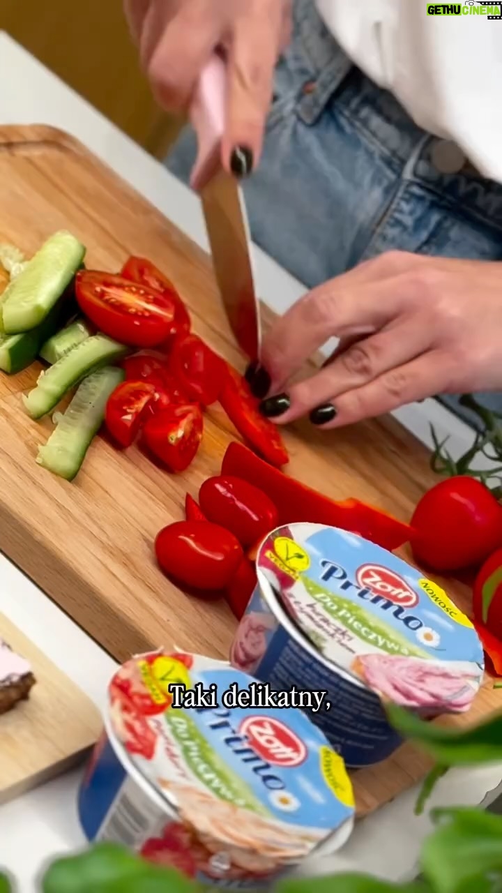Agnieszka Sienkiewicz - 1.3K Likes - [reklama] Nie jest łatwo odciągnąć mojego męża od pracy… ale mam na to swój sposób. 😉
Kolorowe, warzywne kanapki z Zott Primo do Pieczywa – pysznym, roślinnym kremem na bazie warzyw. Naturalny skład, bez laktozy i pełen smaku! Pasuje do każdego pieczywa i ulubionych dodatków, a nam idealnie do wspólnej chwili przerwy w ciągu dnia. 🥪
#wspolpracareklamowa #zott #primo #dopieczywa @zottprimo.polska