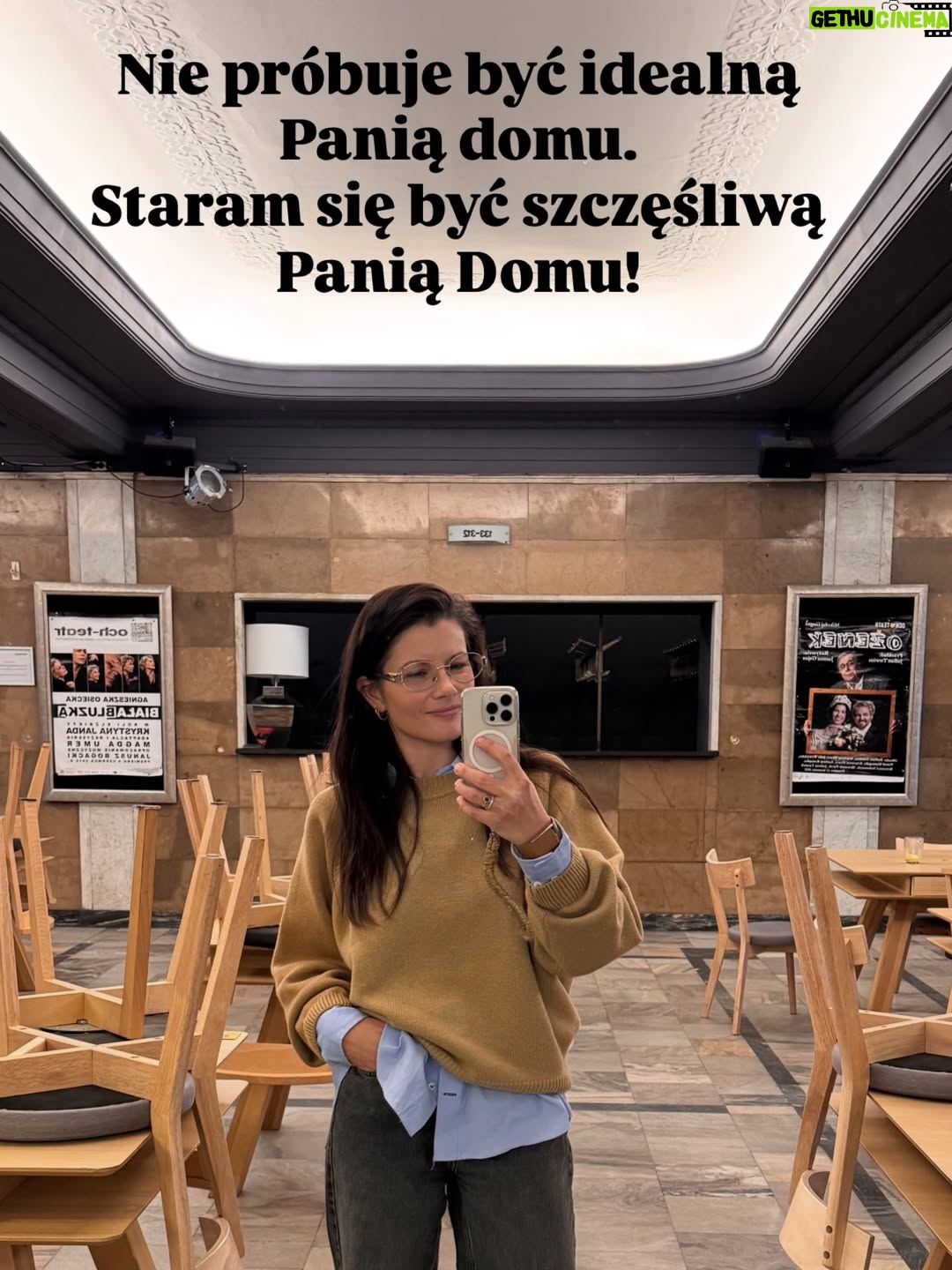 Agnieszka Sienkiewicz - 1.6K Likes - A jak u was tym przedświątecznym pędem i presją? 
Polecam wrzucić na luz i odpuścić sobie bycie idealną “panią domu” :-) 

Żebyście za dwa tygodnie na święta cieszyły się ze spotkań z bliskimi, a nie były wykończone sprzątaniem i gotowanie i jeszcze spłukane 🤪🤪🤪