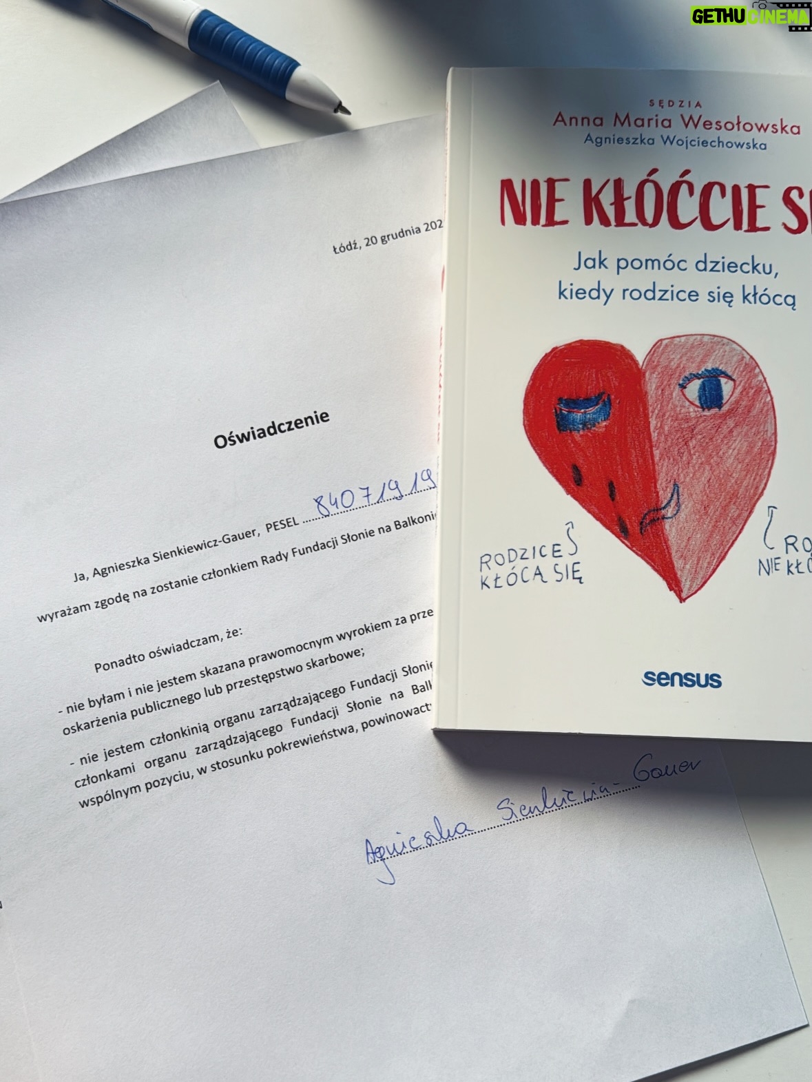 Agnieszka Sienkiewicz - 1.6K Likes - Rok 2025 zakończyłam wstępując do Rady Fundacji @fundacjaslonienabalkonie , zatem od teraz już oficjalnie jestem częścią tego miejsca - nie tylko Ambasadorką - ale też mam czynny , odpowiedzialny udział w działaniach Fundacji. 
To teraz szybkie podsumowanie : 
W 2025 :
- 700 dzieci objętych stałą , długoterminową opieką psychologiczną 

10 600 godzin terapii indywidualnej i rodzinnej dla dzieci w depresji lub samookaleczeniajacych się 

Przed nami dużo pracy by móc pomagać jak największej ilości dzieci, które zmagają się z problemami psychicznymi!!! 
Niech w tym roku statystyki dotyczące samobój** wśród dzieci będą jeszcze niższe!!! O to walczymy!!!! 
🩵🩵🩵🩵