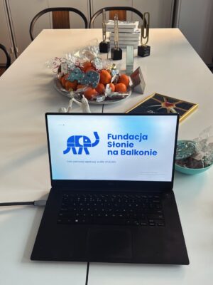 Agnieszka Sienkiewicz Instagram - Rok 2025 zakończyłam wstępując do Rady Fundacji @fundacjaslonienabalkonie , zatem od teraz już oficjalnie jestem częścią tego miejsca - nie tylko Ambasadorką - ale też mam czynny , odpowiedzialny udział w działaniach Fundacji. 
To teraz szybkie podsumowanie : 
W 2025 :
- 700 dzieci objętych stałą , długoterminową opieką psychologiczną 

10 600 godzin terapii indywidualnej i rodzinnej dla dzieci w depresji lub samookaleczeniajacych się 

Przed nami dużo pracy by móc pomagać jak największej ilości dzieci, które zmagają się z problemami psychicznymi!!! 
Niech w tym roku statystyki dotyczące samobój** wśród dzieci będą jeszcze niższe!!! O to walczymy!!!! 
🩵🩵🩵🩵