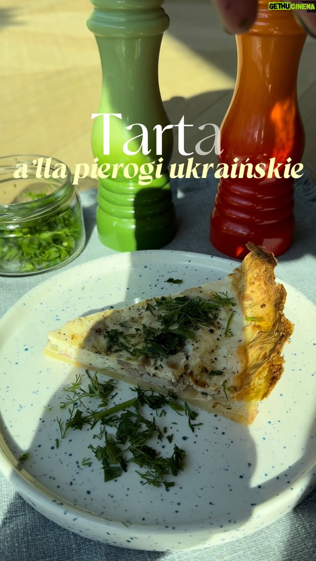 Agnieszka Sienkiewicz - 1K Likes - Od dłuższego czasu chodzą za mną pierogi z serowo-ziemniaczanym farszem ale strasznie nie chce mi się ich lepić, więc właściwie przyśnił mi się taki pomysł na tartę. Robiłam go z drżącymi rękoma, ale jednak wyszło, więc dzielę się przepisem. 

Około 0,5 kg ziemniaków (lepiej zrobić więcej, najwyżej zostaną na jutro na obiad) gotuję w osolonej wodzie do miękkości.
W międzyczasie podsmażam posiekaną w kostkę jedną średnią cebulę razem z pokrojonym boczkiem (200 g) i dodaję do niego natkę pietruszki z koperkiem lub bez. Ale pietruszka naprawdę fajnie pasuje!
Tłukę ziemniaki i robię z nich spód do tarty w wysmarowanym wcześniej grubo masłem naczyniu. Podpiekam w 200 stopniach, aż się zrumieni. Wykładam na podpieczony spód boczek z cebulą, dodaję dużo twarogu i wylewam masę jajeczną (u mnie wyszły 4 jajka i kubeczek (250 g) śmietany kwaśnej 18%).
Doprawiam solą i pieprzem (z solą bardzo ostrożnie, bo boczek jest słony) i wstawiam do piekarnika na 200 stopni, aż masa stężeje, zetnie się i zrumieni.

Na ciepło smakuje najlepiej!