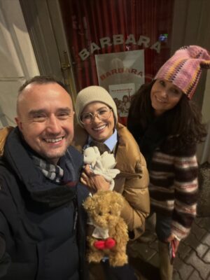 Agnieszka Sienkiewicz Instagram - @pieczynskaofficial @robert_mierzejewski_
Czasem w pracy zawierają się najpiękniejsze przyjaźnie, które trwają przez lata!
Małgosia to moja “vice mama”. To skarbnica życiowej mądrości, osoba która kocha świat i ludzi, która zawsze widzi szklankę do połowy pełna i genialnie gotuje. Jeśli jeszcze jej nie obserwujecie to lećcie koniecznie teraz to zrobić. Nie wiele jest tak inspirujących kobiet w internetowej przestrzeni jak ona ❤️