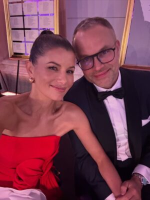 Agnieszka Sienkiewicz Instagram - Dziękujemy @fundacjatvn za wspaniały wieczór ale przede wszystkim dziękuję, że w tym roku dochód z balu i aukcji  idzie na wsparcie dzieci w kryzysie psychicznym, na budowę oddziałów psychiatrycznych, gabinetów psychologicznych i terapię dla dzieci !!!! 

Dziękuję: 
@violapiekut za suknie ❤️
@damiandudamakeup make up
@mariusz.dyczkowski.hair  włosy