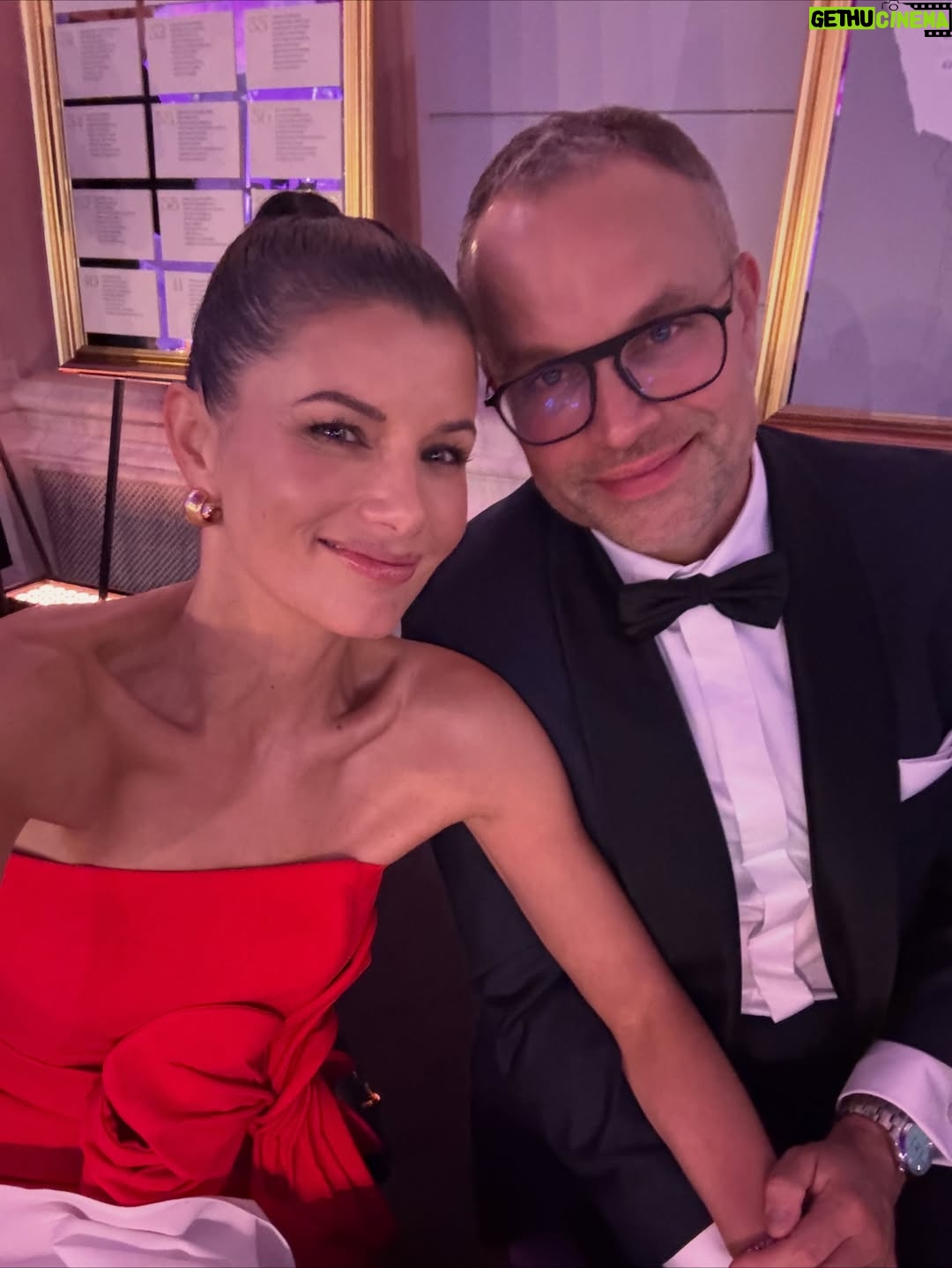 Agnieszka Sienkiewicz - 6.6K Likes - Dziękujemy @fundacjatvn za wspaniały wieczór ale przede wszystkim dziękuję, że w tym roku dochód z balu i aukcji  idzie na wsparcie dzieci w kryzysie psychicznym, na budowę oddziałów psychiatrycznych, gabinetów psychologicznych i terapię dla dzieci !!!! 

Dziękuję: 
@violapiekut za suknie ❤️
@damiandudamakeup make up
@mariusz.dyczkowski.hair  włosy