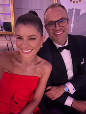 Agnieszka Sienkiewicz Instagram - Dziękujemy @fundacjatvn za wspaniały wieczór ale przede wszystkim dziękuję, że w tym roku dochód z balu i aukcji  idzie na wsparcie dzieci w kryzysie psychicznym, na budowę oddziałów psychiatrycznych, gabinetów psychologicznych i terapię dla dzieci !!!! 

Dziękuję: 
@violapiekut za suknie ❤️
@damiandudamakeup make up
@mariusz.dyczkowski.hair  włosy