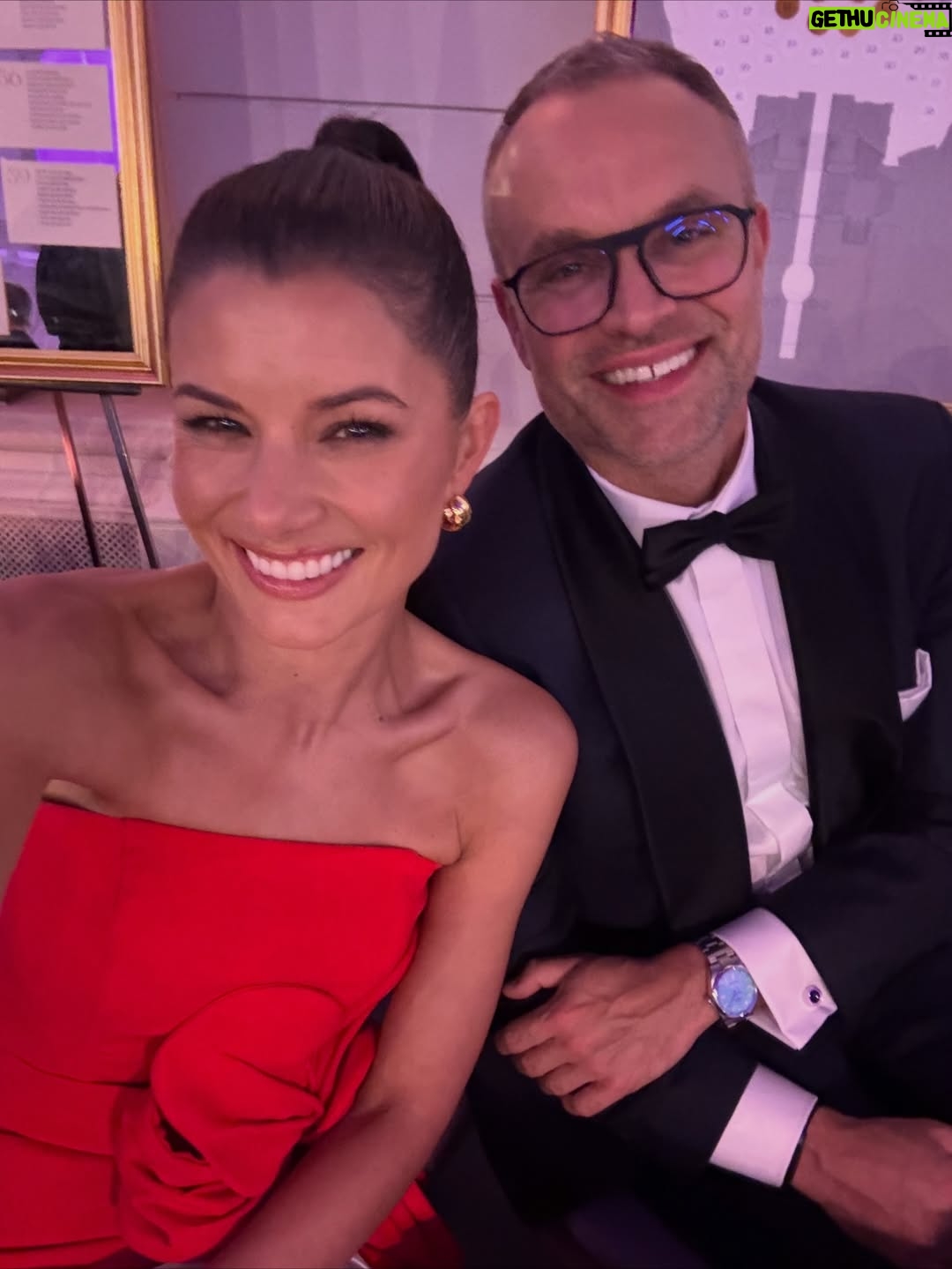 Agnieszka Sienkiewicz - 6.6K Likes - Dziękujemy @fundacjatvn za wspaniały wieczór ale przede wszystkim dziękuję, że w tym roku dochód z balu i aukcji  idzie na wsparcie dzieci w kryzysie psychicznym, na budowę oddziałów psychiatrycznych, gabinetów psychologicznych i terapię dla dzieci !!!! 

Dziękuję: 
@violapiekut za suknie ❤️
@damiandudamakeup make up
@mariusz.dyczkowski.hair  włosy