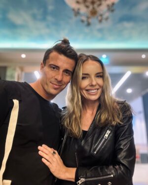Agnieszka Włodarczyk Instagram - Nigdy nie zapomnę, kto podał mi rękę, kiedy było trudno. 
Kto potrafił mnie rozśmieszyć, kiedy nie miałam na to siły. 
Kto był obok nie dlatego, że musiał, ale dlatego, że chciał. 
I kto podarował mi życie, w którym po prostu dobrze mi być❤️ 

Dziękuję, że jesteś❤️

#birthday #happybirthdaymylove